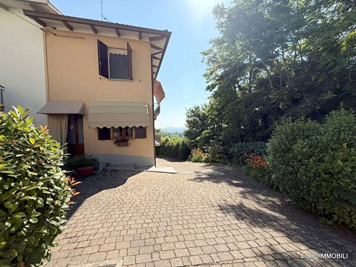 Casa con 5 locali in vendita in Piazza Fornali, Neviano Degli Arduini