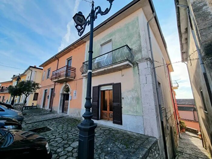 Casa quadrilocale in vendita in Piazza Regina Elena, Montemiletto