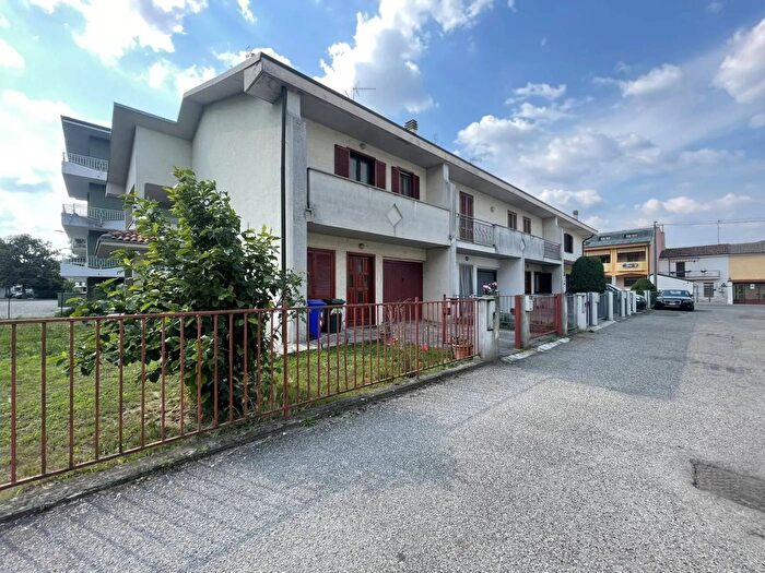 Casa con 5 locali in vendita in Via Palazzietta Mede, Mede