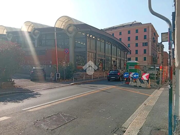 Appartamento trilocale in vendita in Via Ponterotto, Genova