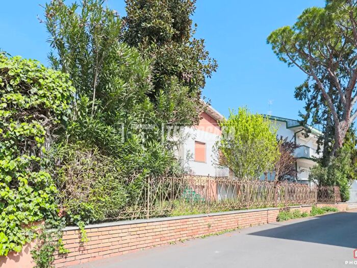 Casa con 6 locali in vendita in Viale Bardia, Riccione