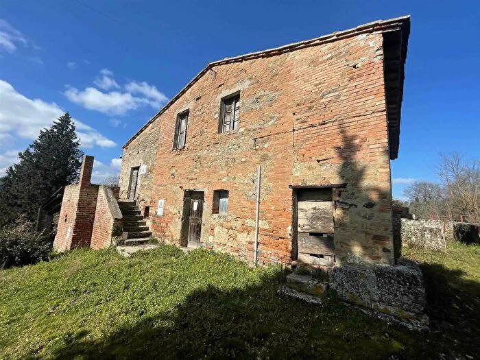Casa con 11 locali in vendita in Chiusi