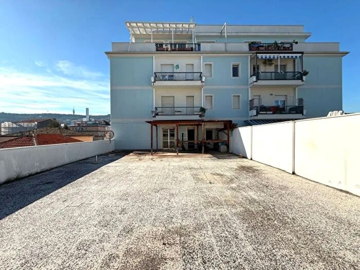 Appartamento con 5 locali in vendita in Via Acquacorrente, Pescara