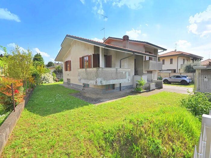 Casa con 6 locali in vendita in Via Buonarroti, Inveruno
