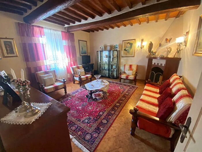 Casa con 6 locali in vendita in Via delle Rose, Prato