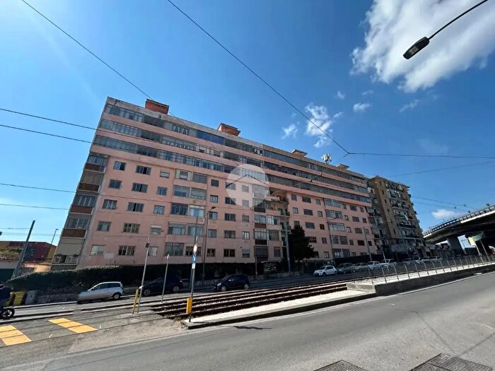 Appartamento trilocale in vendita in Via Ponte dei Granili, Napoli