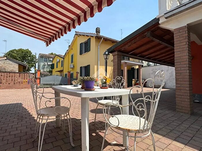 Casa con 6 locali in vendita in Via Case Vecchie, Parma