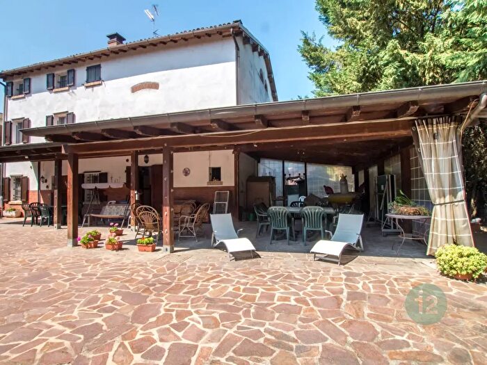 Casa con 6 locali in vendita in Soliera