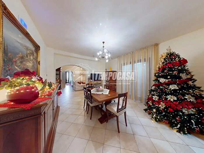 Casa con 9 locali in vendita in Via Umberto I, Muro Leccese