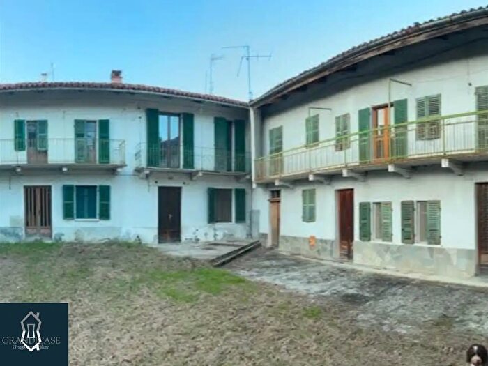 Casa con 16 locali in vendita in Località Vezzolano, Albugnano