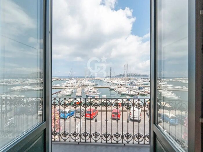 Appartamento quadrilocale in vendita in Via Roma, Procida