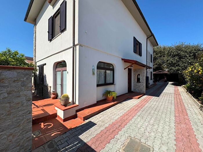 Casa con 10 locali in vendita in Rosignano Marittimo
