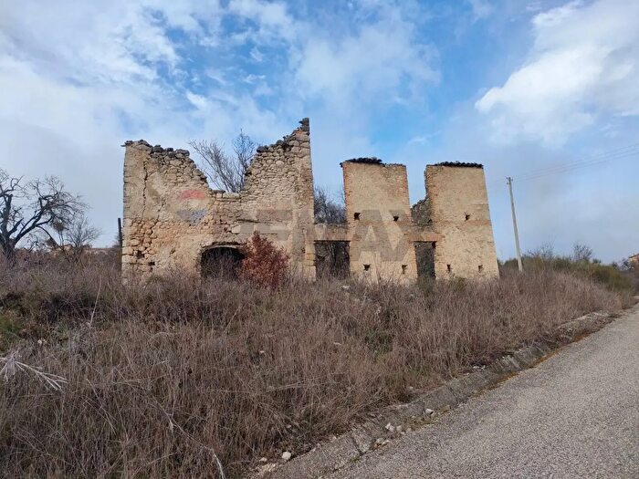 Casa con 10 locali in vendita in Via Vasche di San Giacomo, LAquila