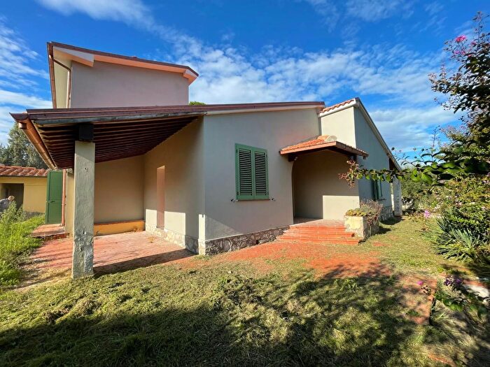 Casa con 10 locali in vendita in Lajatico