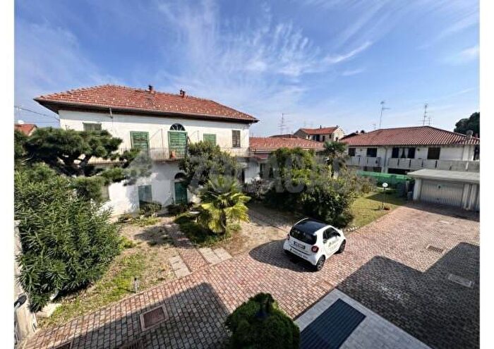 Casa con 6 locali in vendita in Via Reno, Lonate Pozzolo