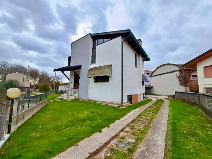 Casa con 8 locali in vendita in Sesto Al Reghena