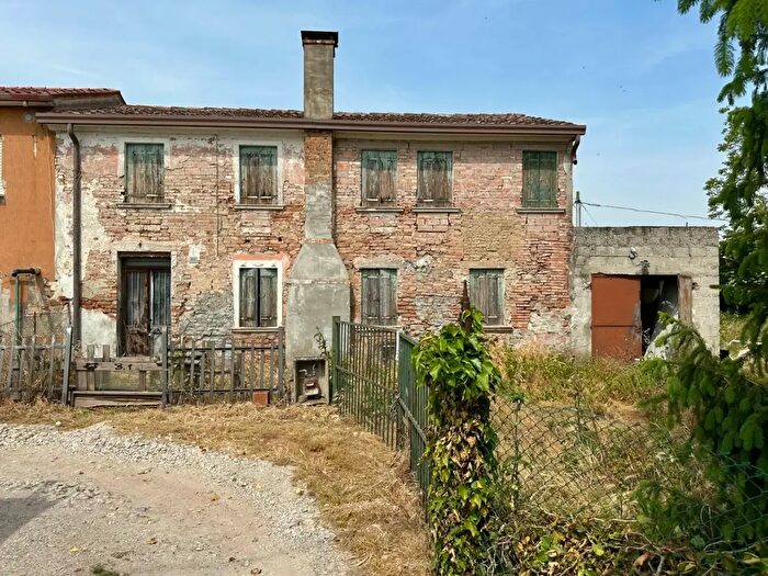 Casa trilocale in vendita in Via Roma Snc, Ospedaletto Euganeo