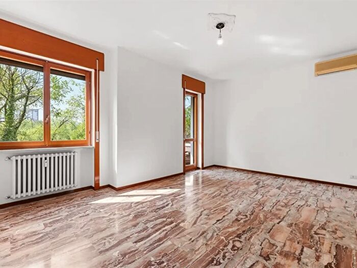 Appartamento trilocale in vendita in Piazza Tirana, Milano