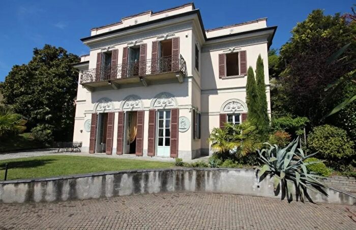 Casa quadrilocale in vendita in Via Regina Griante Fronte Lago, Griante