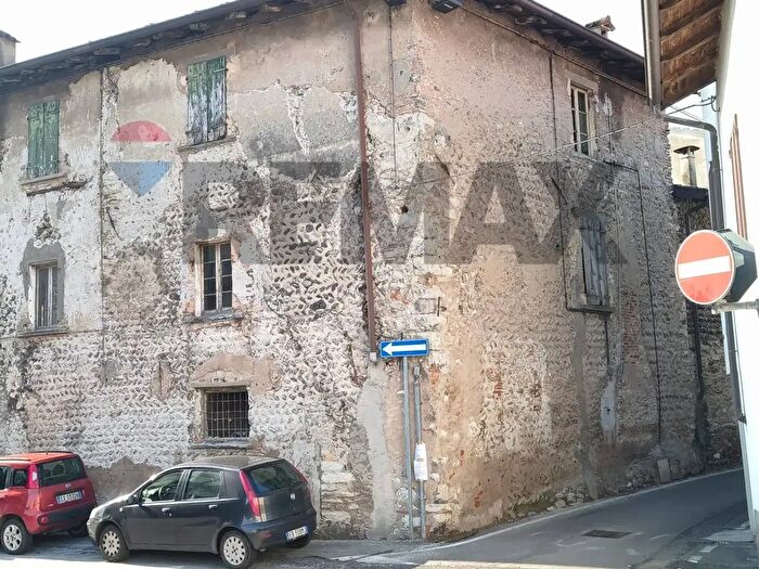 Casa con 15 locali in vendita in Via San Giuliano, Alzano Lombardo