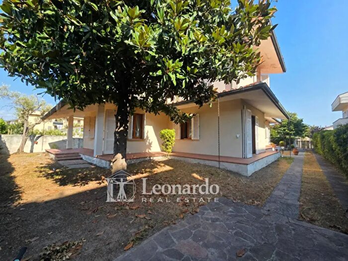 Casa con 8 locali in vendita in Via Gotica, Viareggio