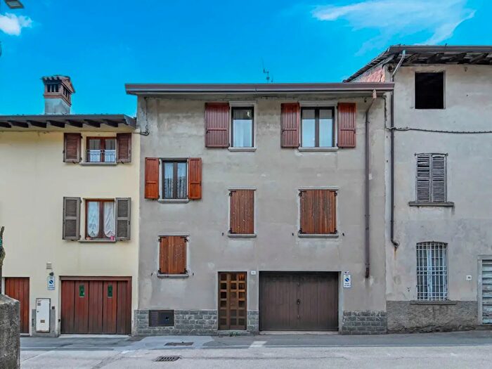 Casa con 5 locali in vendita in Via Cesare Battisti, Casnigo