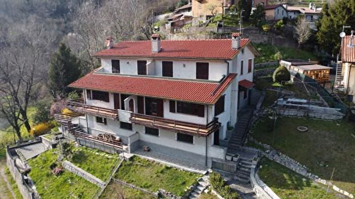 Appartamento quadrilocale in vendita in Via Annunciata Binda, Rezzago