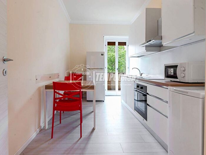 Appartamento trilocale in affitto in Piazzale Lagosta, Isola, Milano