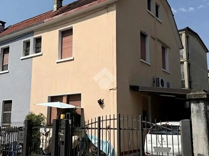 Casa quadrilocale in vendita in Via dell'Adamello, Brescia