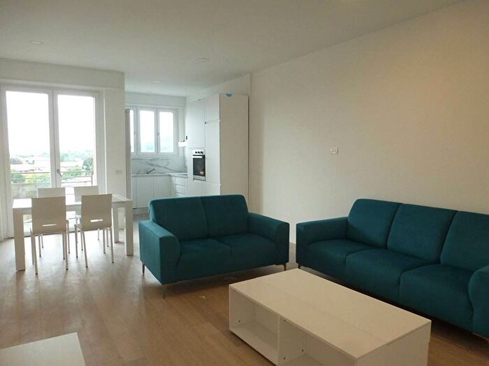 Appartamento trilocale in affitto in Via Edmondo De Amicis, Centro, Merate