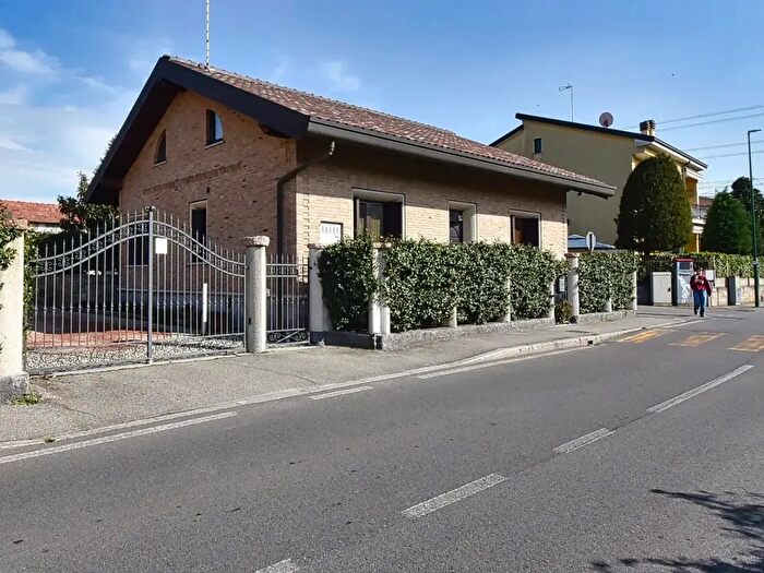 Casa quadrilocale in vendita in Via San Martino, Paderno Dugnano
