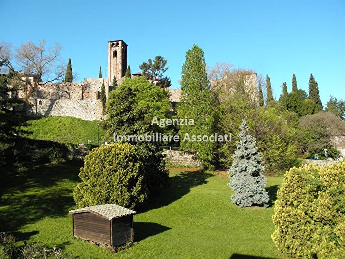 Casa con 6 locali in vendita in Bassano Del Grappa