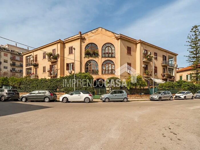 Appartamento trilocale in affitto in Via col della Berretta, Palermo