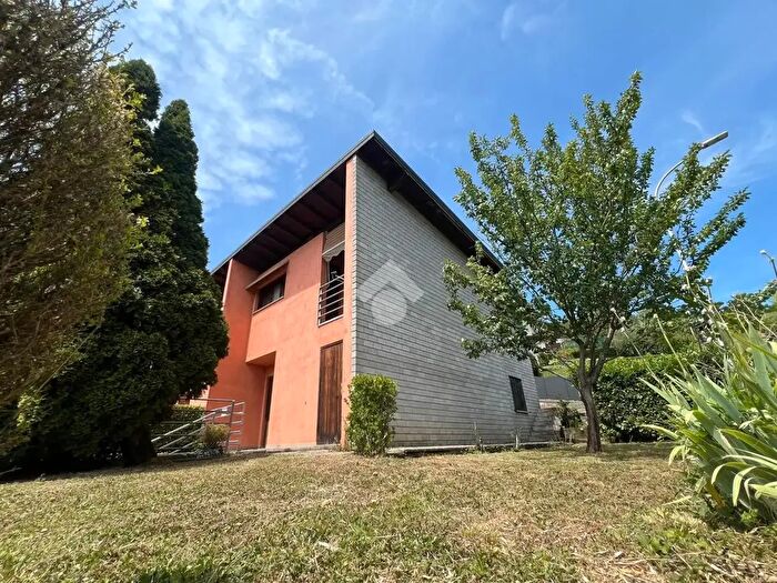 Casa con 6 locali in vendita in Via Trento, Albino