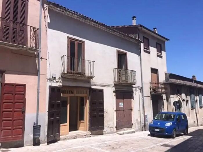 Casa quadrilocale in vendita in Via Pirro De Luca, Montefusco