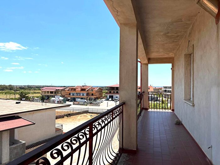 Appartamento con 11 locali in vendita in Via Carroccello, Sellia Marina