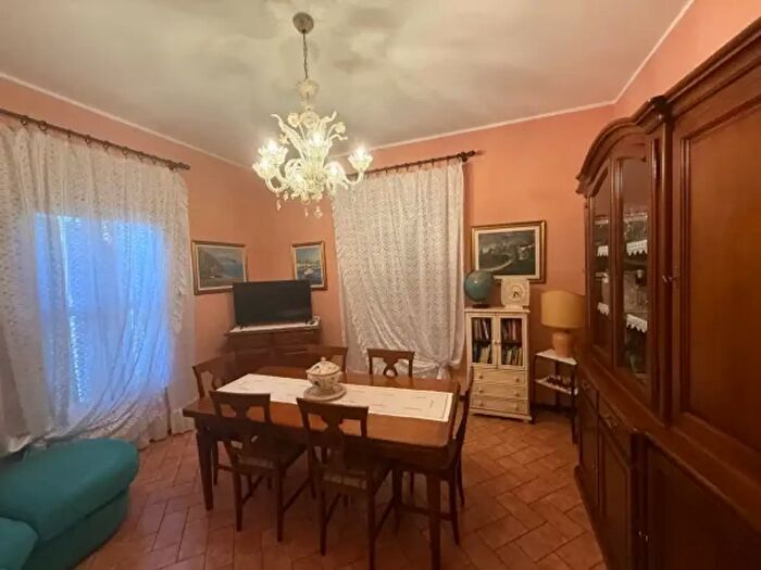 Casa con 6 locali in vendita in Suzzara