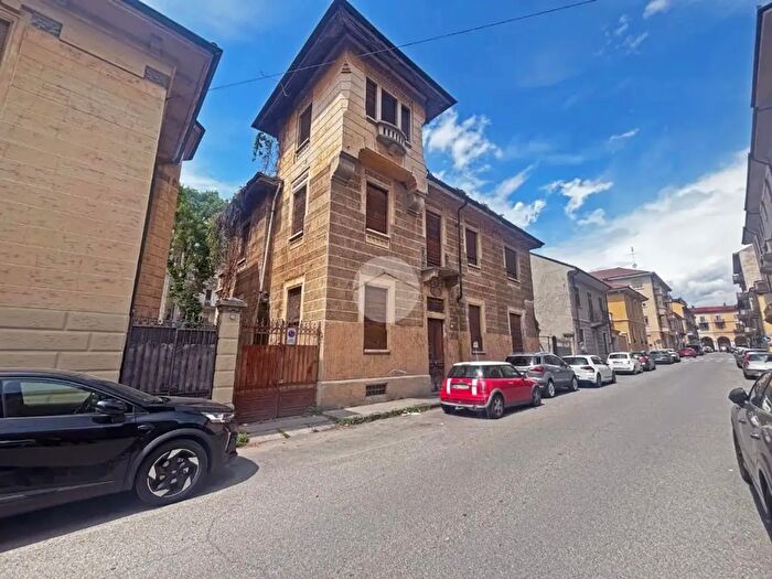 Casa con 11 locali in vendita in Via Palestro, Pinerolo