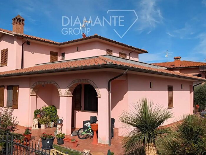 Casa con 5 locali in vendita in Castiglione Del Lago