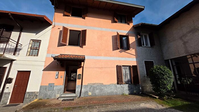 Casa con 6 locali in vendita in Via Monte Rosa, Dormelletto