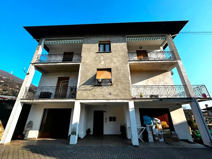 Appartamento con 5 locali in vendita in Via degli Ulivi, Dongo