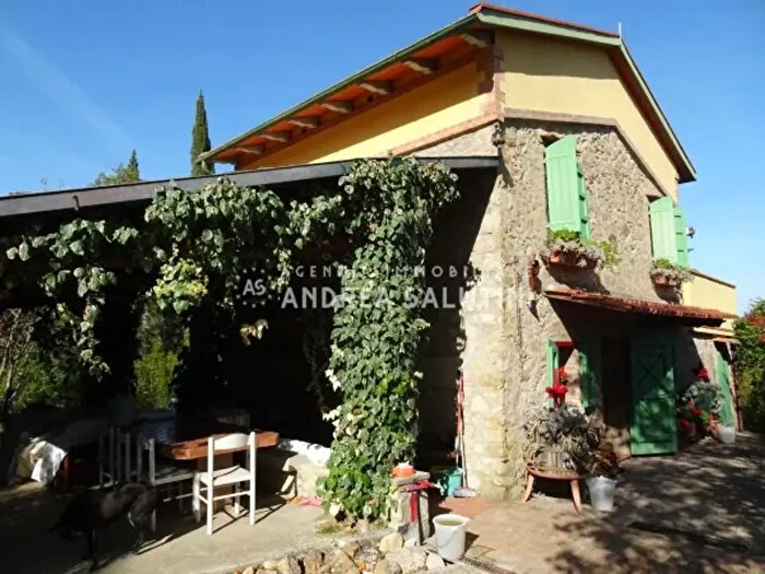 Casa con 6 locali in vendita in Lajatico