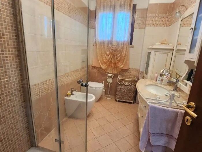 Appartamento con 5 locali in vendita in Cascina