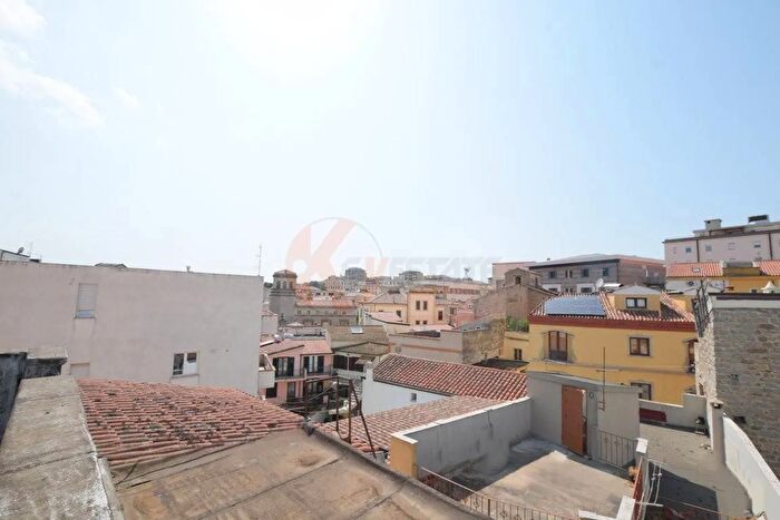 Casa con 10 locali in vendita in Via Brofferio, Nuoro