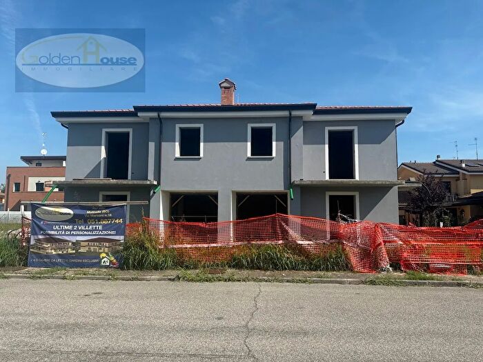 Casa quadrilocale in vendita in Via Elio Stegani, Argenta