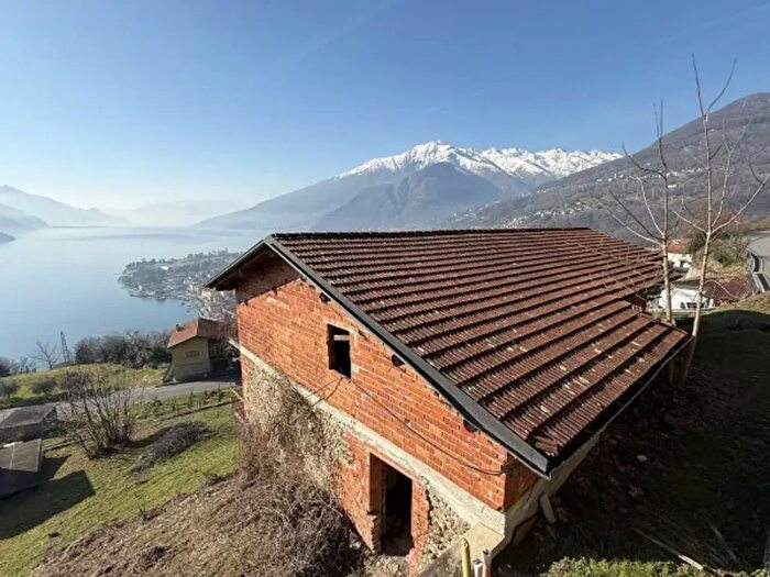 Casa quadrilocale in vendita in Località Traversa, Gravedona ed Uniti