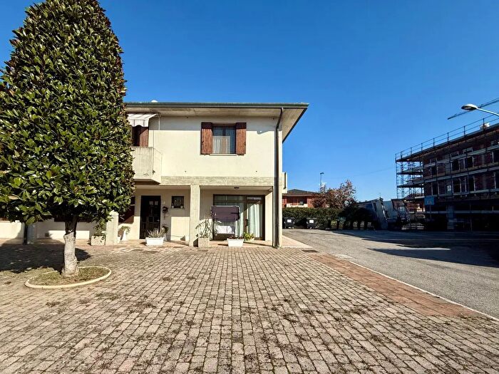 Casa quadrilocale in vendita in Via Ponticello, Este