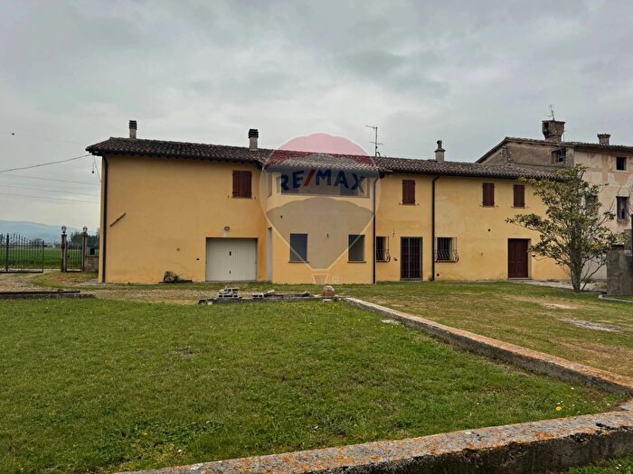Casa con 7 locali in vendita in Frazione di Beroide, Spoleto