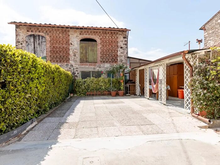 Casa con 7 locali in vendita in Via di Carraia, Capannori