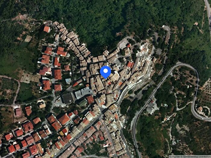 Casa con 10 locali in vendita in Via Borgo Gissi Ch Italia, Gissi